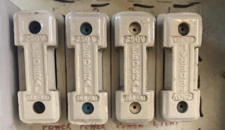 Four white ceramic electrical fuses labeled "FEDERAL" and rated for 250V, 15A-AC, and 16A-AC are lined up in a fuse box—ideal for those considering replacing old ceramic fuses in the Inner West.